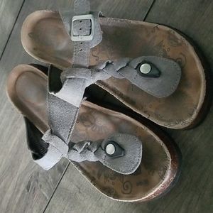 Muk Luks Size 9 sandals